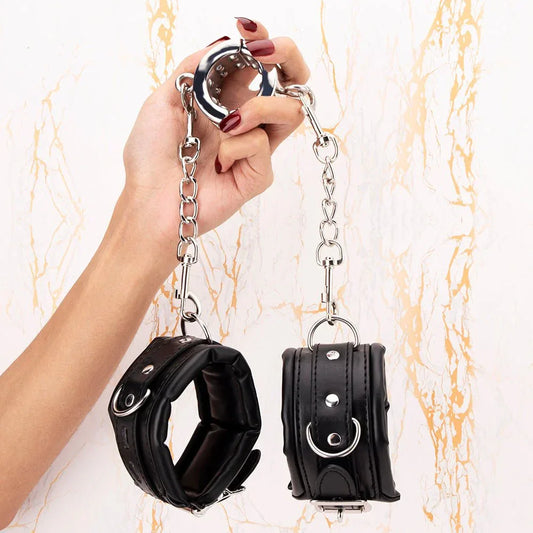 The Ball Breaker – Ballstretcher mit Handfesseln – Erotikshop Schweiz | Liebelei.ch